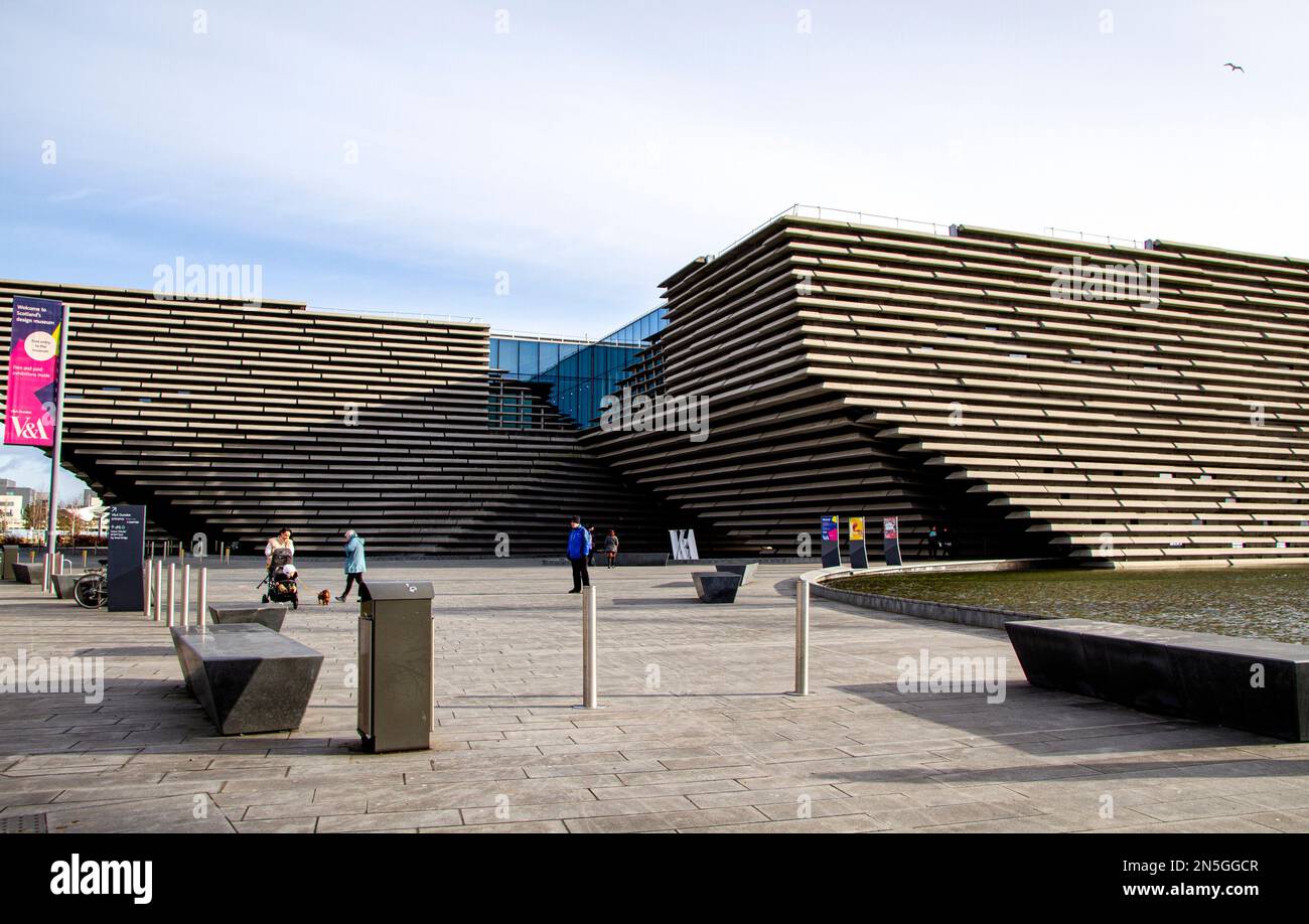 Dundee, Tayside, Schottland, Großbritannien. 9. Februar 2023. UK Weather: Im Nordosten Schottlands scheint die Sonne im Februar mit Temperaturen um 8 °C, aber es fühlt sich bitter an aufgrund der kalten westlichen Winde. Das V&A Design Museum, Discovery Point, das RRS Discovery Schiff und das Dundee Waterfront Development Project dominieren die Landschaft im Februar. Touristen und Einwohner nutzen die Wintersonne bei einem Spaziergang entlang der sonnenverwöhnten Uferpromenade. Kredit: Dundee Photographics/Alamy Live News Stockfoto