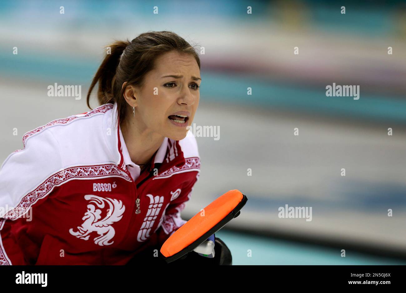 CORRECTS ID TO ANNA SIDOROVA - Russia's skip Anna Sidorova shouts instructions to her teammates during the women's curling competition against Denmark at the 2014 Winter Olympics, Monday, Feb. 10, 2014, in Sochi, Russia. (AP Photo/Wong Maye-E) Stockfoto