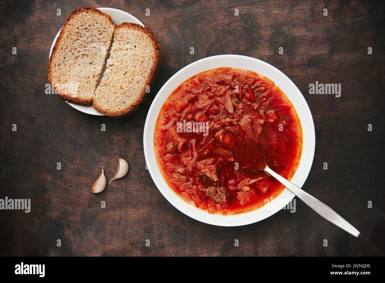 Borsch auf einem rauen Holztisch, eine traditionelle russische und ...