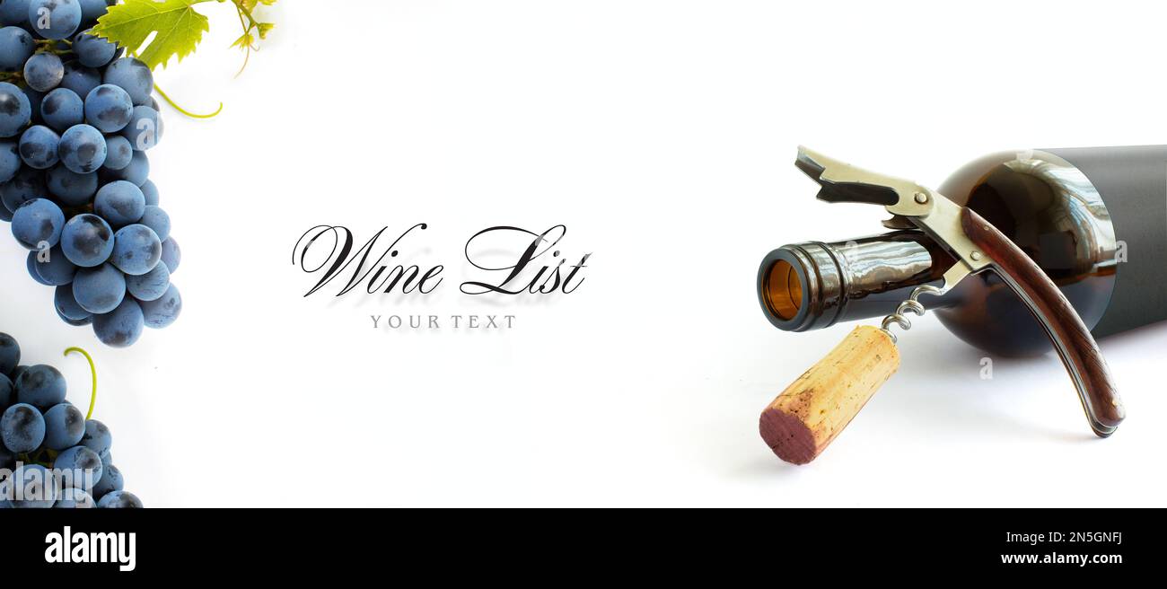 Flaschen Rotwein mit alten Korkenziehern und einem Korken auf weißem Hintergrund. Design-Element für Weinkarte oder Weinprobe; ein Bündel schwarzer Weintrauben Stockfoto
