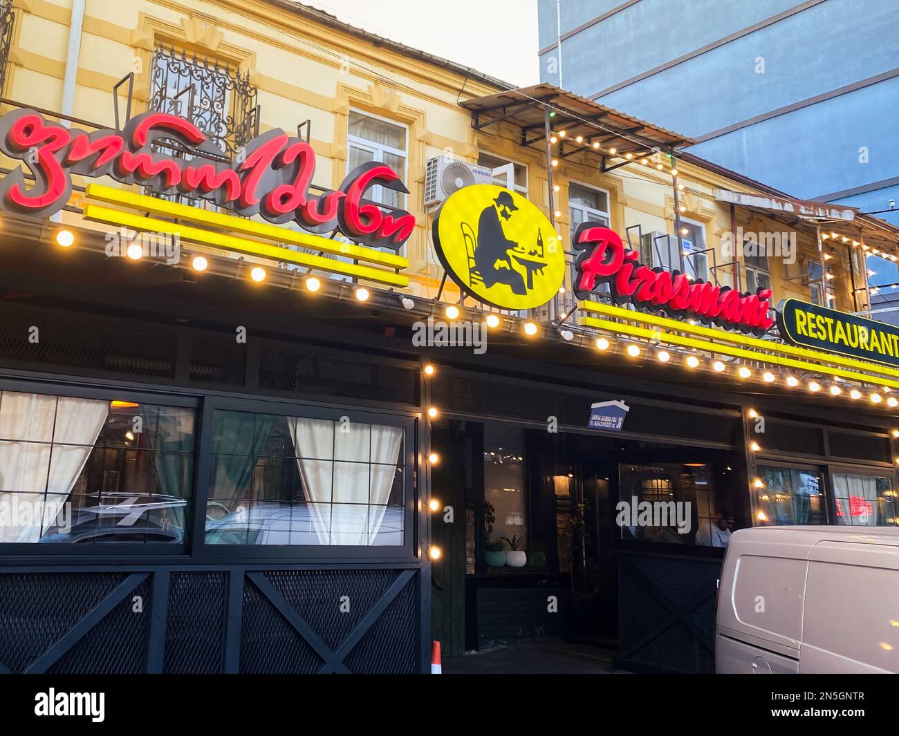 Batumi, Georgia - 15. januar 2023: Berühmtes georgianisches traditionelles hausgemachtes Pirosmani Restaurant im Zentrum von Batumi. Preisbewusste Restaurants in Caucas Stockfoto