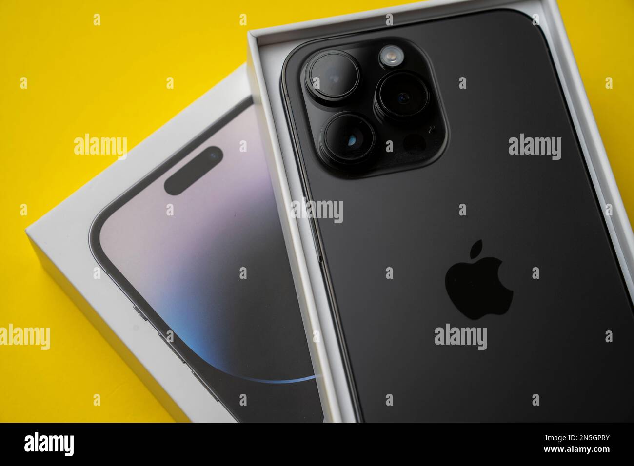 IPhone 14 Pro Max in Space Black. Mit der neuen Option Dynamic Island ...