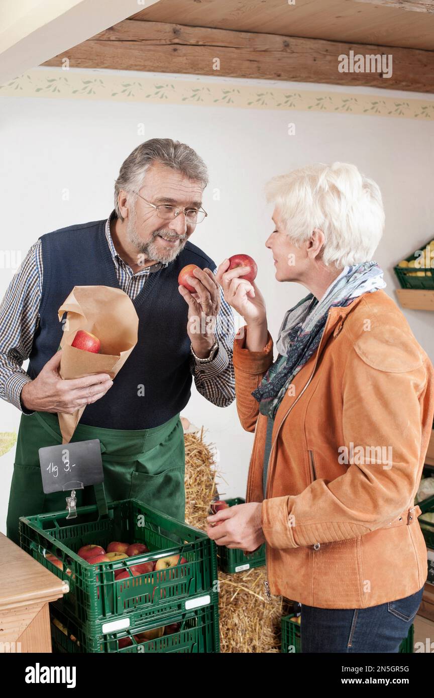 Reife Frau kauft Obst im Laden, Bayern, Deutschland Stockfoto