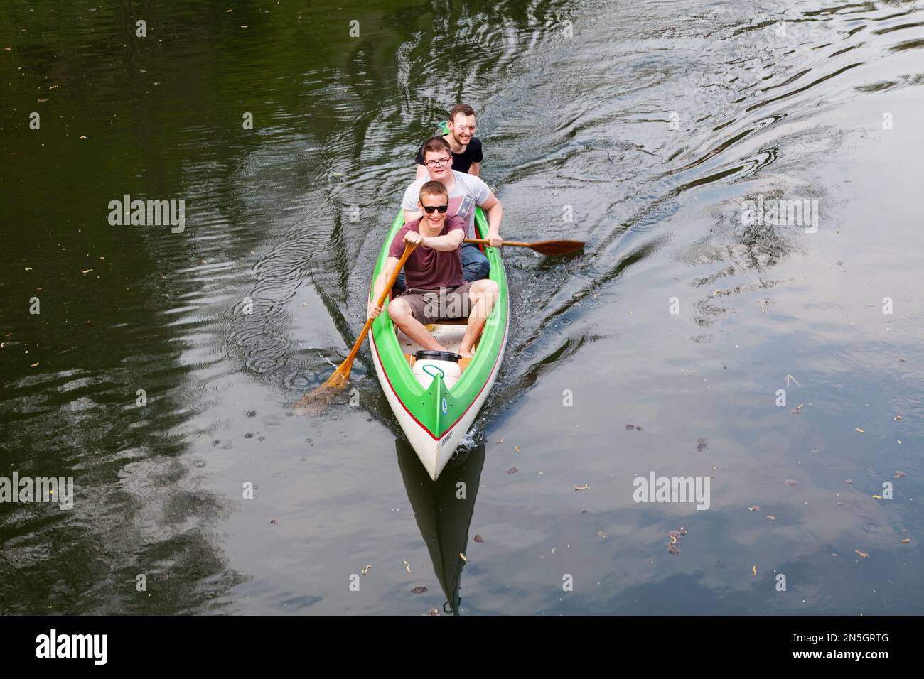 Kanufahrer auf dem Fluss Diemel, Trendelburg, Weserbergland, Hessen, Deutschland, Europa Stockfoto