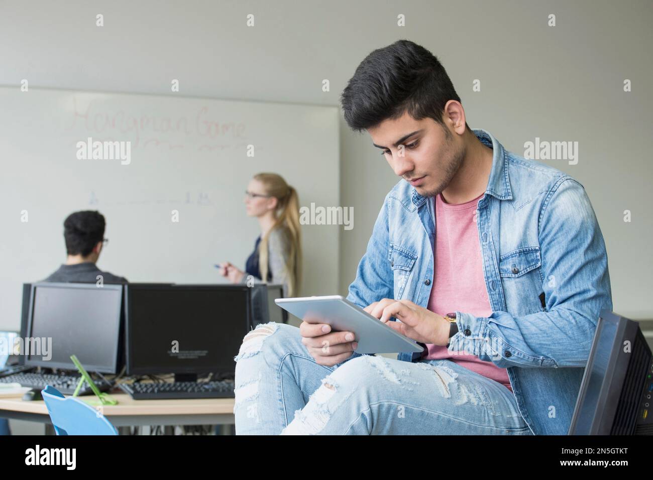 Universitätsstudentin mit digitalem Tablet in der Schule Bayern Stockfoto