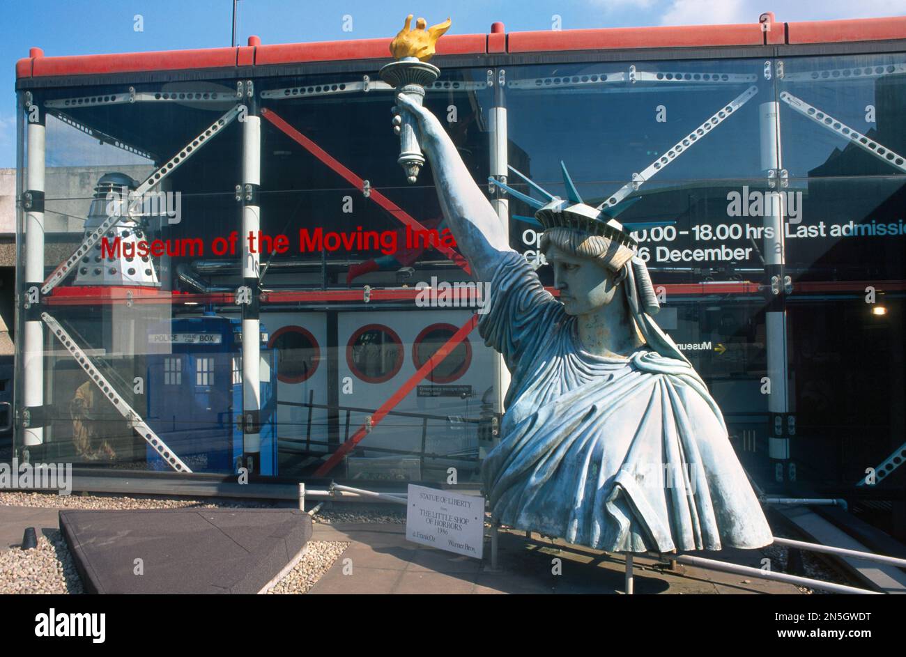 London England South Bank - Museum of the Moving Image (MOMI) mit Skulptur der Freiheitsstatue, die im Film „Little Shop of Horrors“ draußen verwendet wird Stockfoto