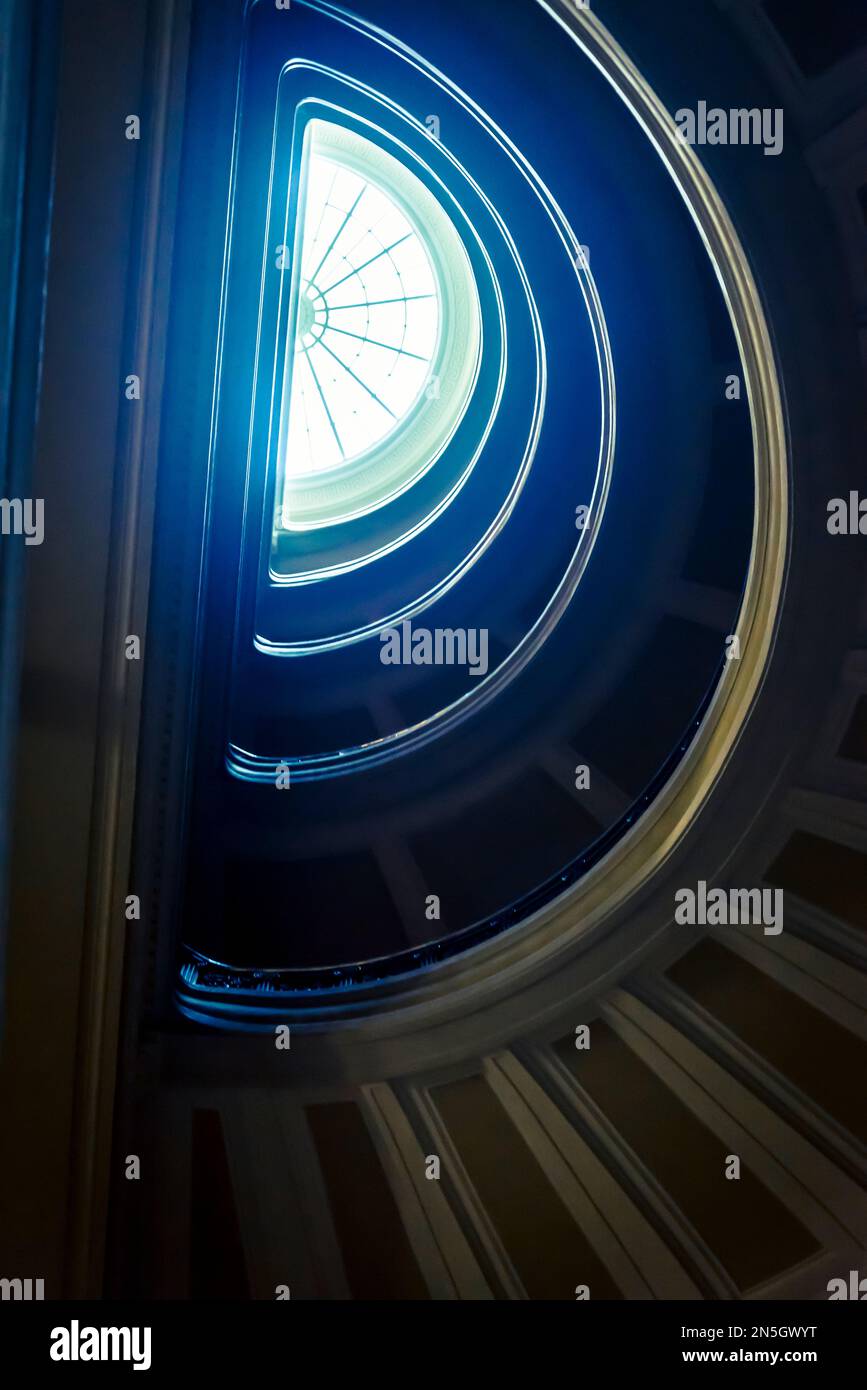 Das historische Alexander Hamilton US Custom House, New York City, USA, ist eine wunderschöne, alte Wendeltreppe in einem alten Gebäude Stockfoto