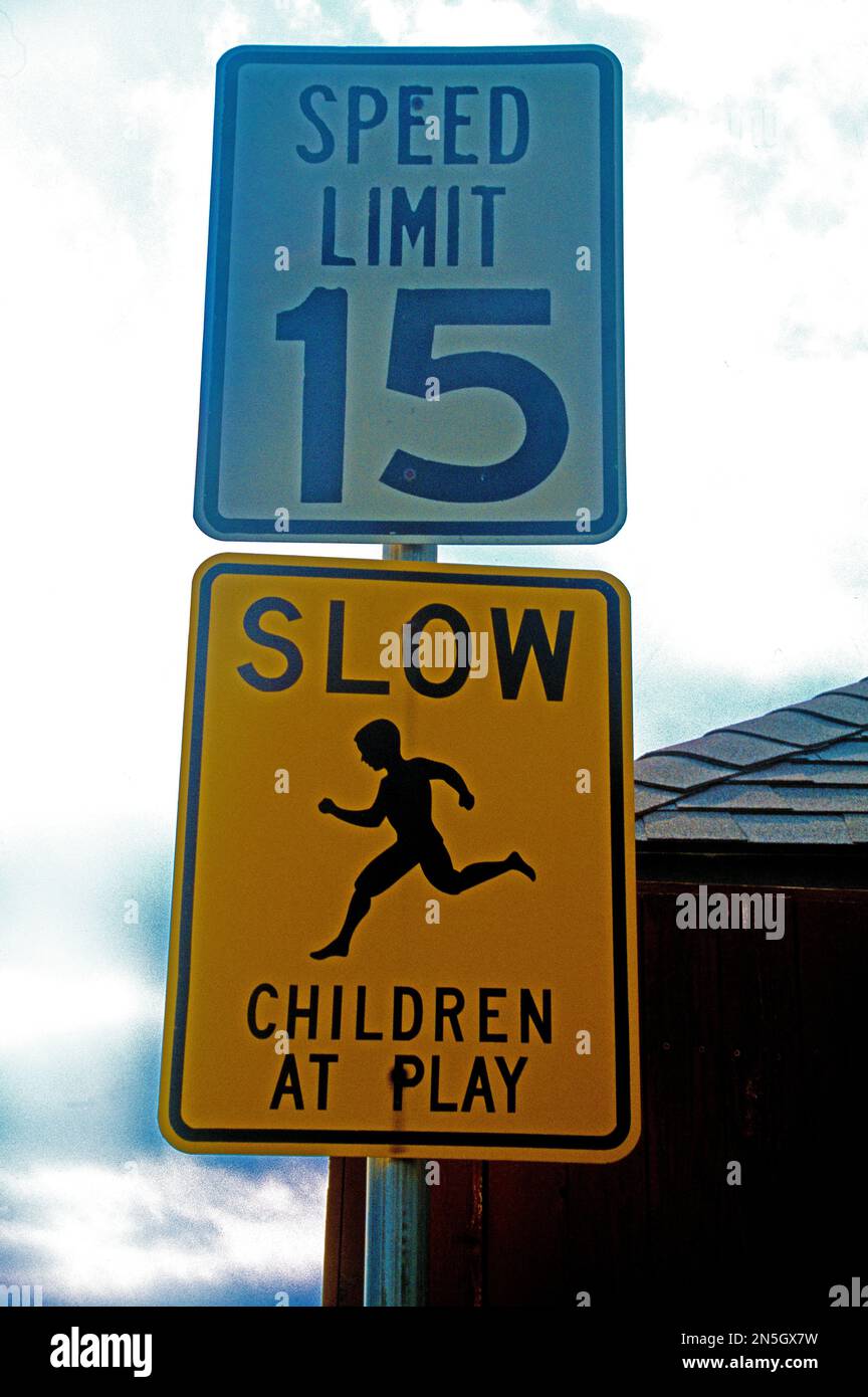 Dallas Texas Usa Carollton Geschwindigkeitsbegrenzungsschild 15 Mph Slow Children At Play Stockfoto
