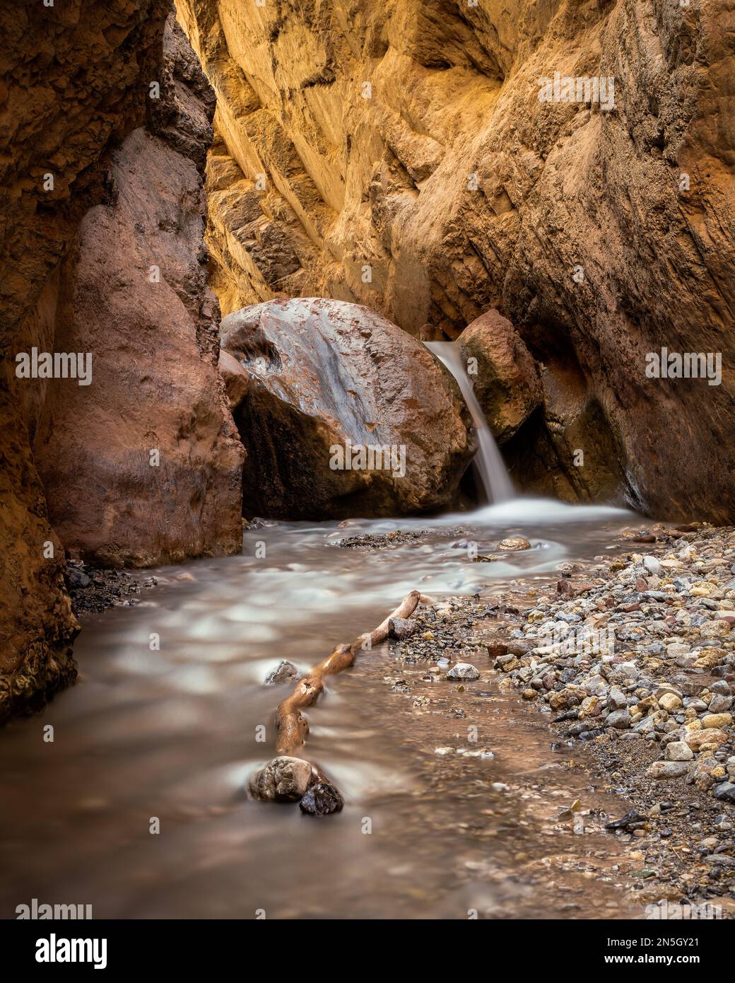 Flüsse sind Orte, die unseren Geist erneuern, uns mit unserer Vergangenheit verbinden und uns direkt mit dem Fluss und Rhythmus der natürlichen Welt verbinden - Ted Turner. Stockfoto