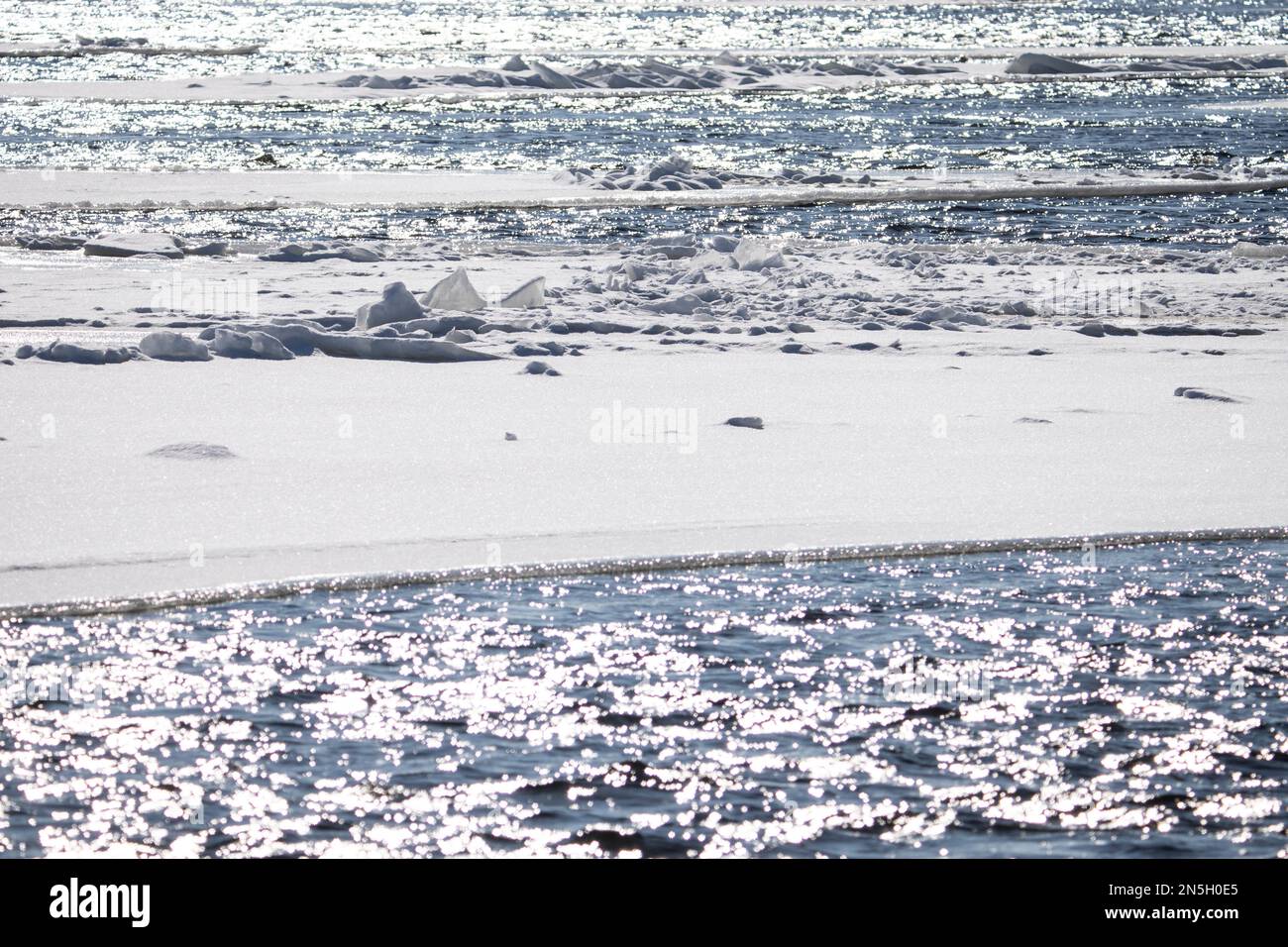 Luftaufnahme von eisscholle über den St. Lawrence River im Winter Stockfoto