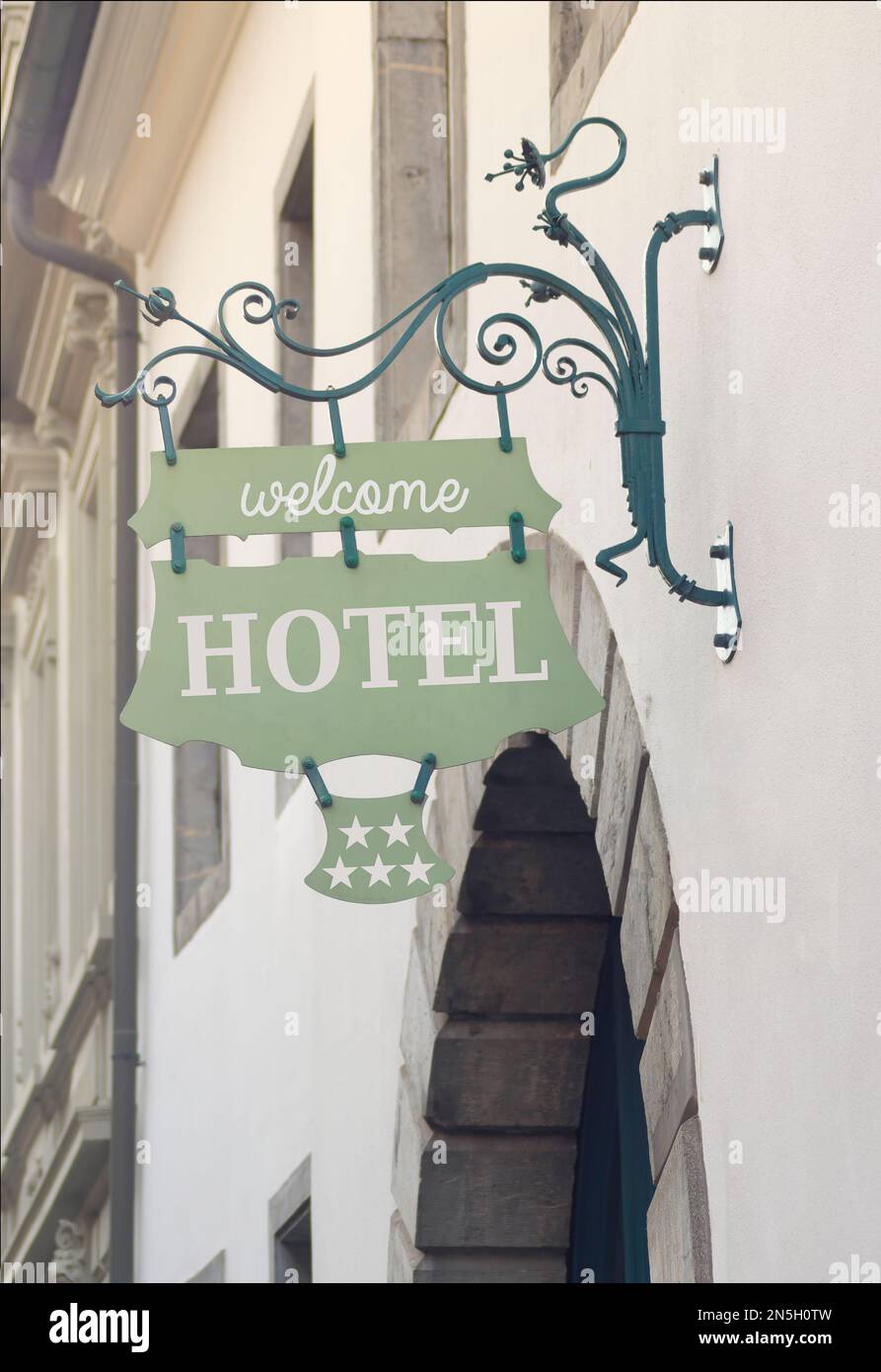Oldtimer-Hotelschild in deutschland, Reiseziel, Urlaub, romantisches Stadtkonzept Stockfoto