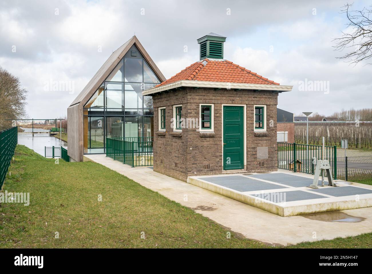 Tricht, Provinz Gelderland, Niederlande, 05.02.2023, Pumpstation mit historischem und neuem Teil. Wasserwirtschaft und Hochwasserschutz. Stockfoto