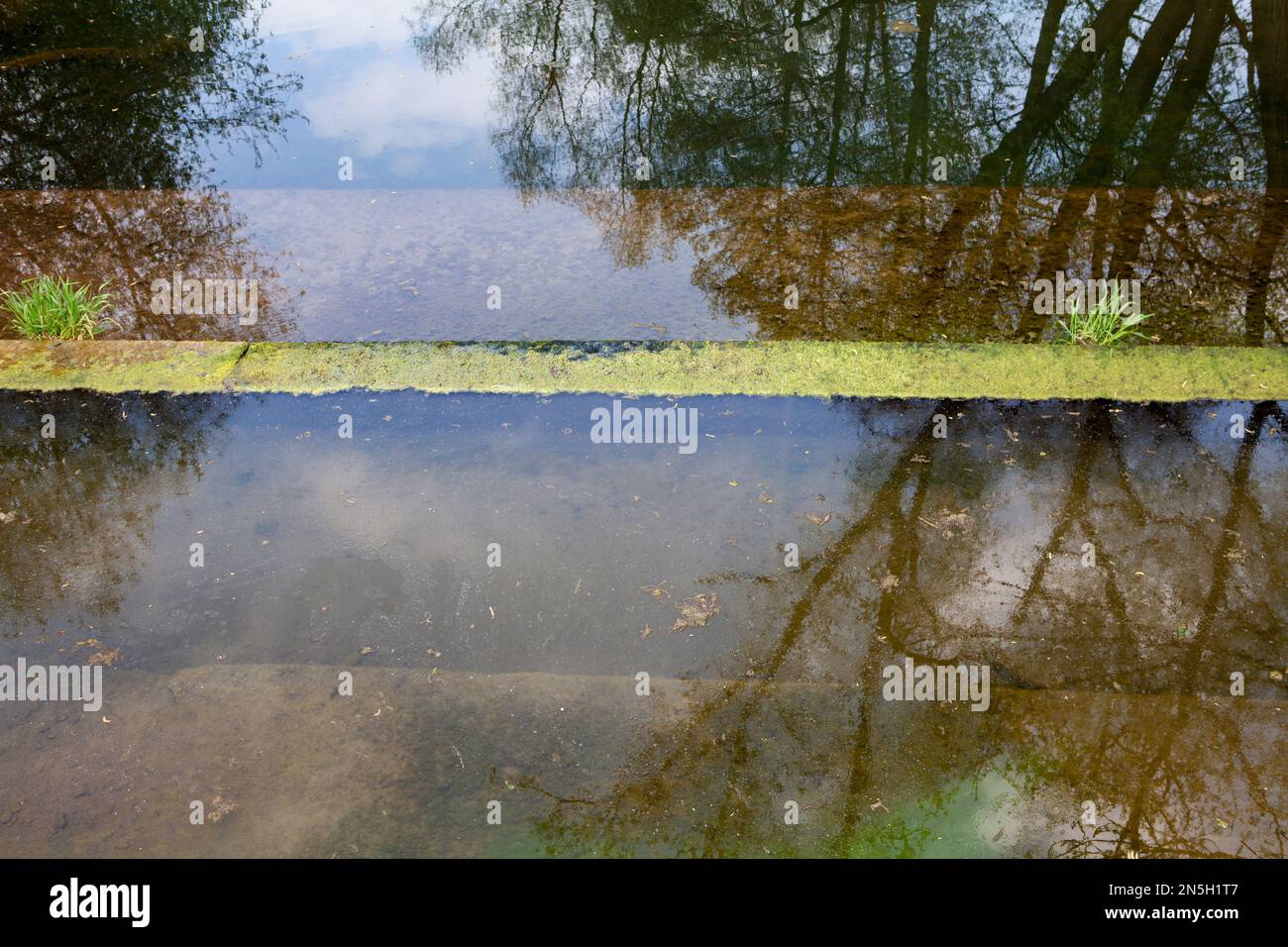 Kleiner Damm bei einem Mühlenrennen Stockfoto