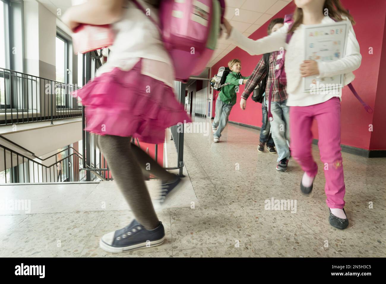 Die Schüler laufen im Korridor, Bayern, Deutschland Stockfoto