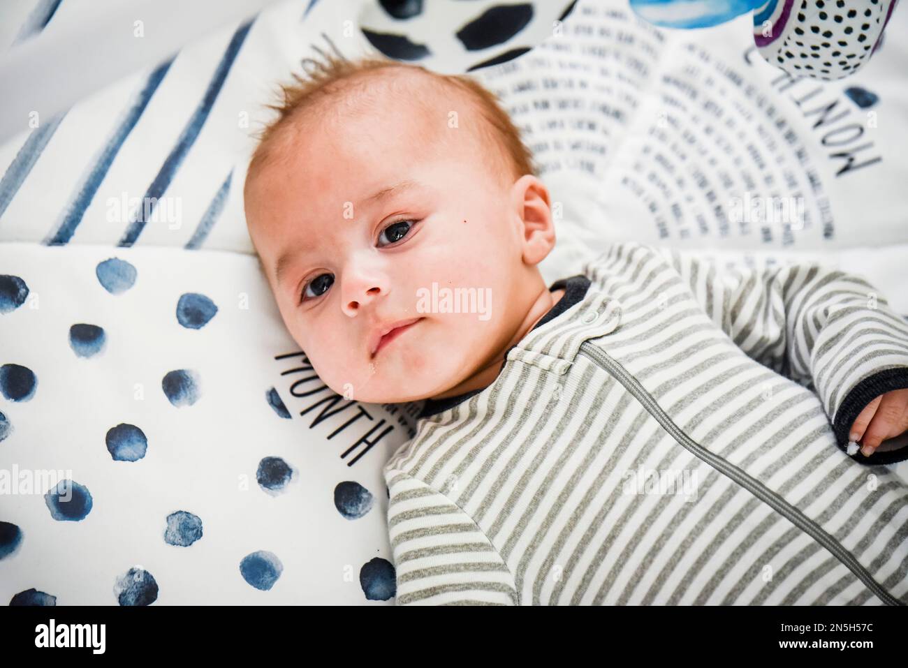 Kleiner Junge mit braunen Augen im Liegen Stockfoto
