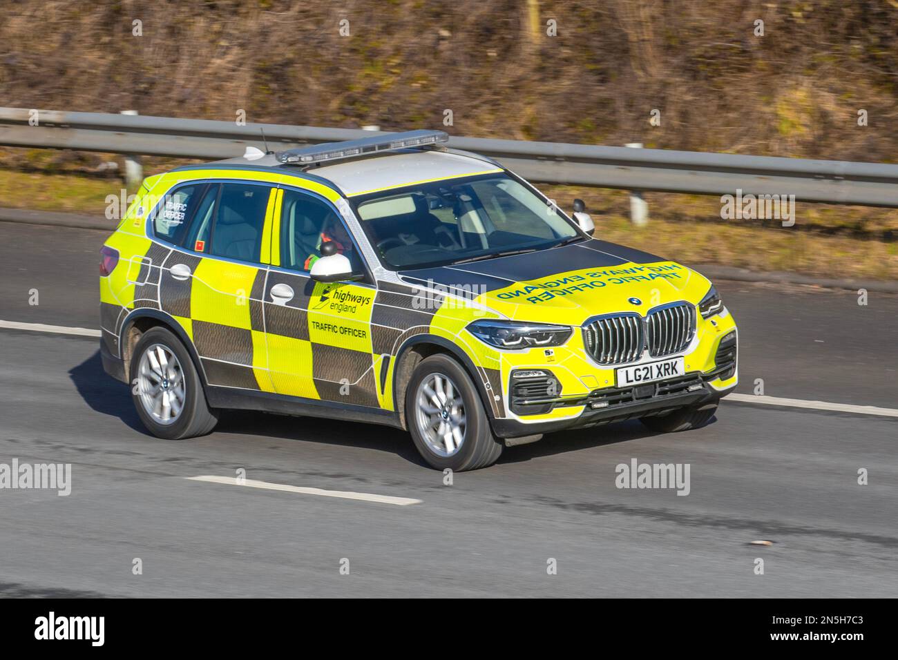 National Highways Agency weibliche Verkehrsoffizierin fährt BMW X5 Xdrive45E XLine Auto SUV Patrouillenfahrzeug; Fahrt auf der Autobahn M6, Großbritannien Stockfoto