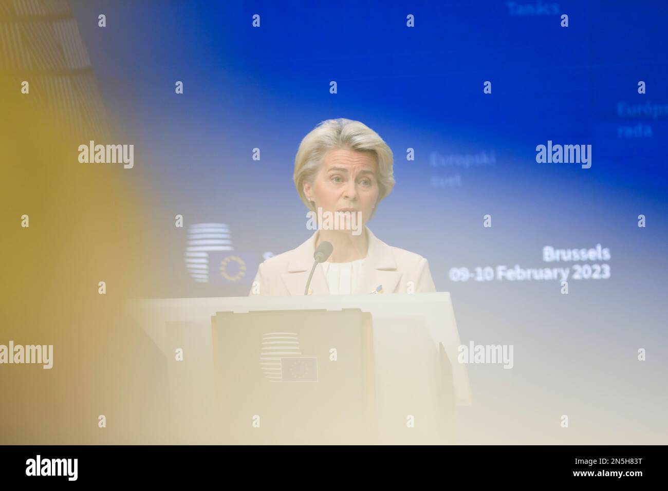 Brüssel, Belgien. 09. Februar 2023. Nicolas Landemard/Le Pictorium - Pressekonferenz von Volodymyr Zelensky in Brüssel. - 9/2/2023 - Belgien/Brüssel - der Präsident der Ukraine, Volodymyr Zelensky, spricht nach seinem Besuch im Europäischen Parlament auf einer Pressekonferenz mit Charles Michel und Ursula von der Leyen in Brüssel. Kredit: LE PICTORIUM/Alamy Live News Stockfoto