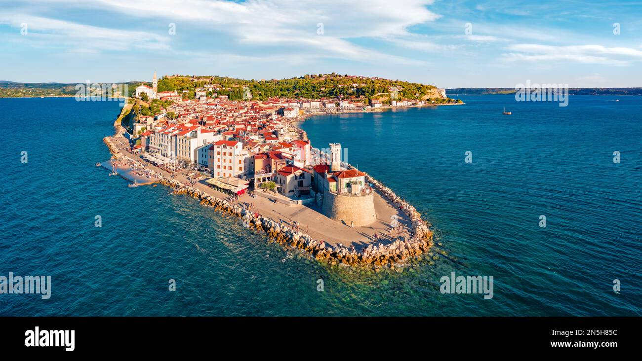 Attraktives Stadtbild von Piran am Morgen. Herrliche Sommerszene an Sloweniens Adriaküste mit wunderschöner venezianischer Architektur. Aufregender Mediterr Stockfoto