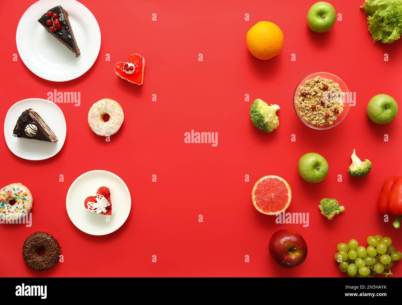 Auswahlkonzept. Flache Laienzusammensetzung mit Süßigkeiten und gesunden Lebensmitteln auf rotem Hintergrund Stockfoto