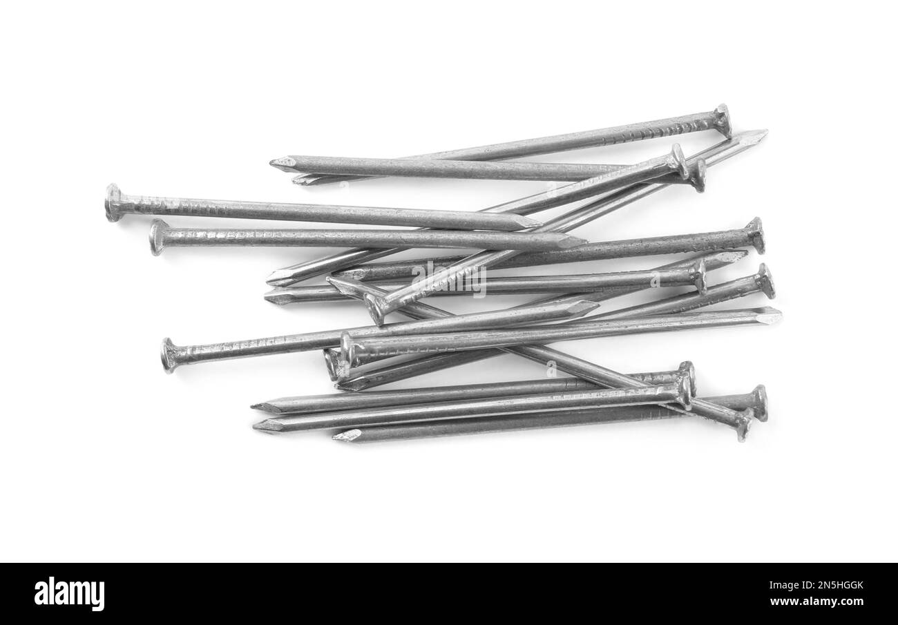 Stapel Metallnägel auf weißem Hintergrund, Draufsicht Stockfoto