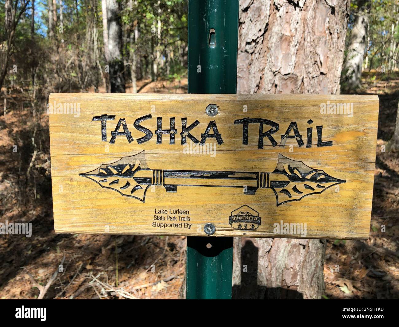 Eine Nahaufnahme eines Holzschilds mit Pfeil am Tashka Trail, Tuscaloosa County Stockfoto