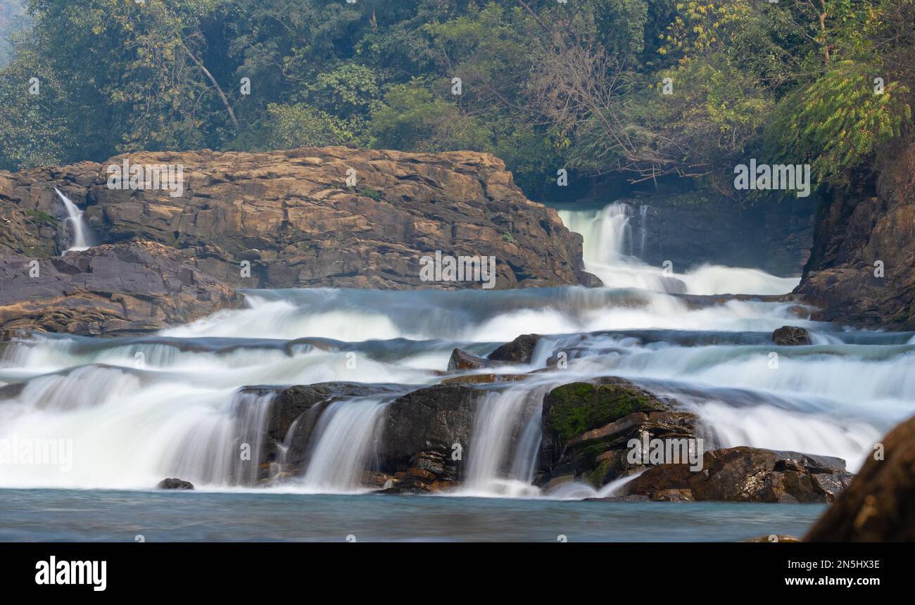 Langzeitbelichtetes Foto eines glatten Wasserfalls, der durch Stufen fließt Stockfoto