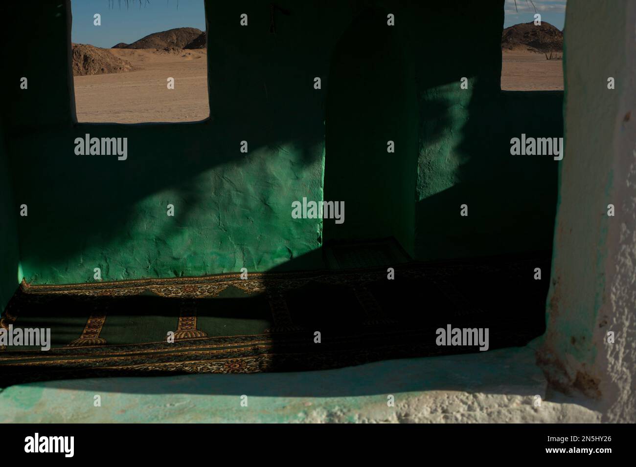 Einfache Moschee in der östlichen Wüste, Ägypten durch das Innere des Fensters Stockfoto
