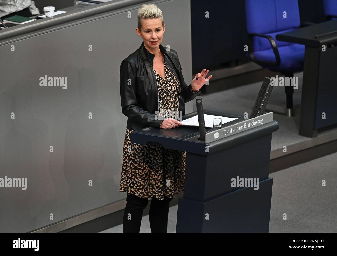 Berlin, Deutschland. 09. Februar 2023. Silvia Breher, stellvertretende Vorsitzende der CDU Deutschlands, spricht auf der Plenartagung im Deutschen Bundestagsrat. Auf Antrag der Fraktion die Linke diskutiert der Bundestag das Thema in einer besonderen Stunde mit dem Titel "Mangel an qualifizierten Arbeitskräften, Burnout und leere Kassen - Vermeidung des bevorstehenden Zusammenbruchs der Kindertagesstätte". Kredit: Philipp Znidar/dpa/Alamy Live News Stockfoto