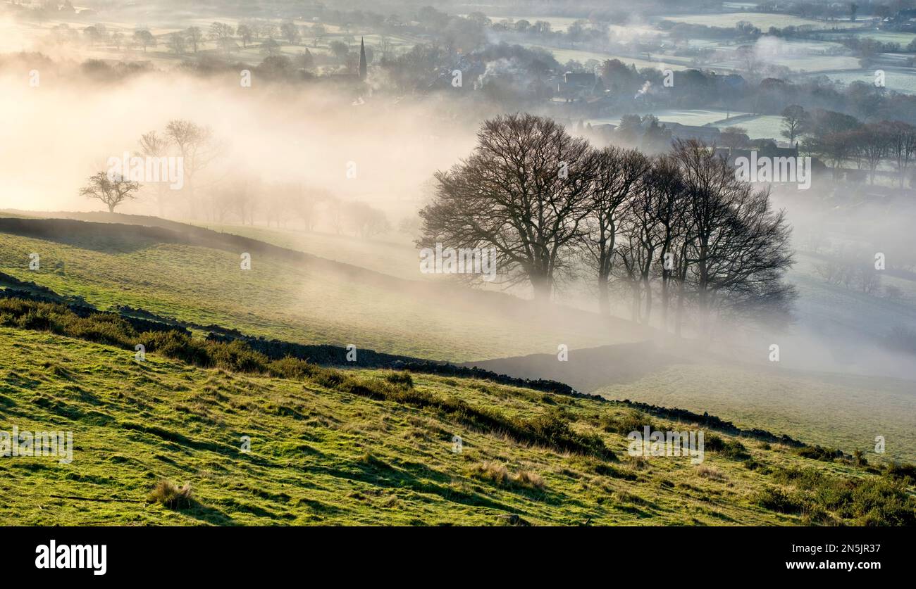 Bamford Dorf in einer Nebelinversion gehüllt Stockfoto