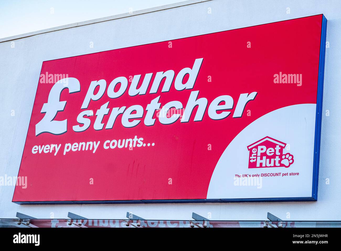 Nahaufnahme des Pound Stretcher Schilds an der Außenwand von Großbritannien Stockfoto