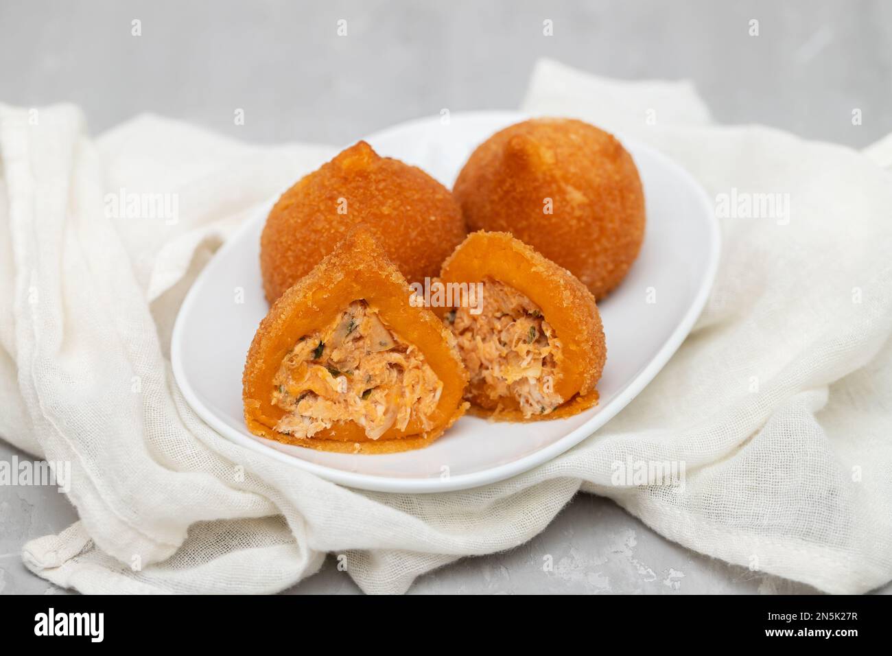 Traditionell gebratene Unterschenkel aus Brasilian, Coxinha de frango auf einem kleinen Gericht Stockfoto