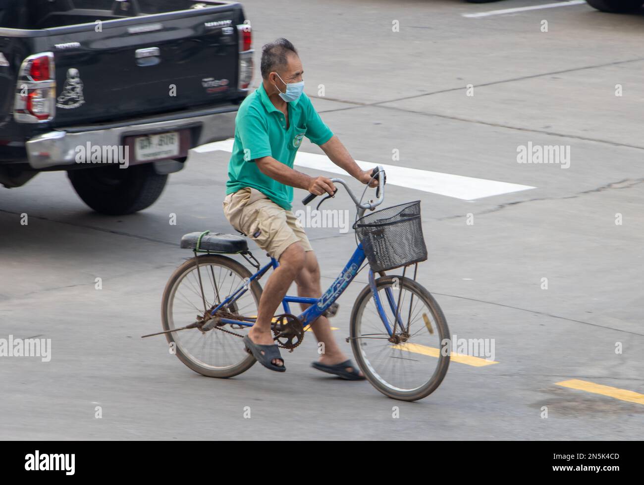 SAMUT PRAKAN, THAILAND, FEBRUAR 03 2023, Ein Mann fährt auf einem Fahrrad in der City Street. Stockfoto