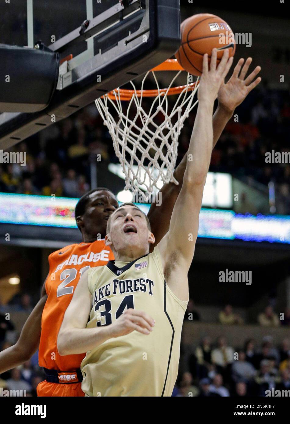Wake Forest's Tyler Cavanaugh (34) shoots as Syracuse's Tyler Roberson (21) defends during the first half of an NCAA college basketball game in Winston-Salem, N.C., Wednesday, Jan. 29, 2014. (AP Photo/Chuck Burton) Stockfoto