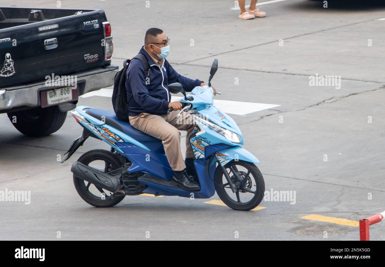 SAMUT PRAKAN, THAILAND, FEBRUAR 03 2023, Ein Mann fährt Motorrad Stockfoto