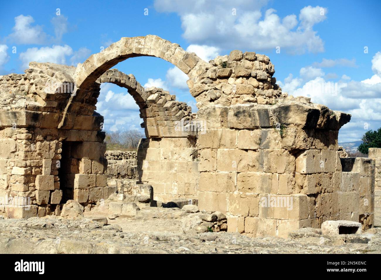 PAPHOS, ZYPERN - 29 2023. Januar: Blick auf die Ruinen von Pafos in Saranda Kolones auf Zypern. Der archäologische Park Paphos in Zypern gehört zum UNESCO-Weltkulturerbe Stockfoto