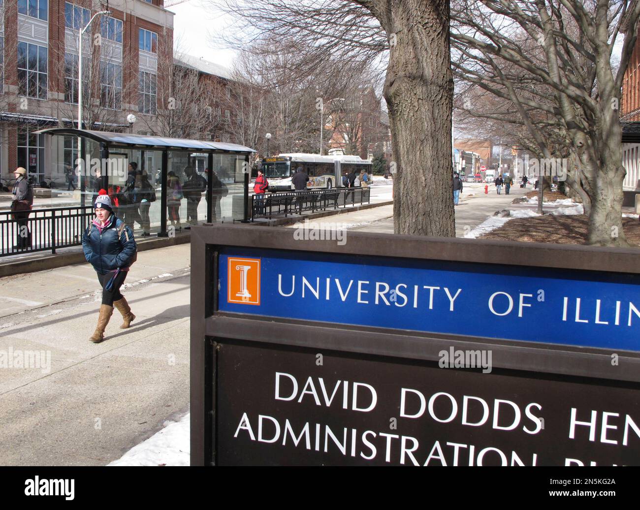 Students walk between buildings and wait for buses on the University of Illinois campus in Urbana, Ill., on Monday, Jan. 27, 2014. The university decided to conduct classes despite bitter cold weather that left wind chills well below zero. Some other Illinois universities held classes Monday, too, but a few told students to stay home. (AP Photo/David Mercer) Stockfoto