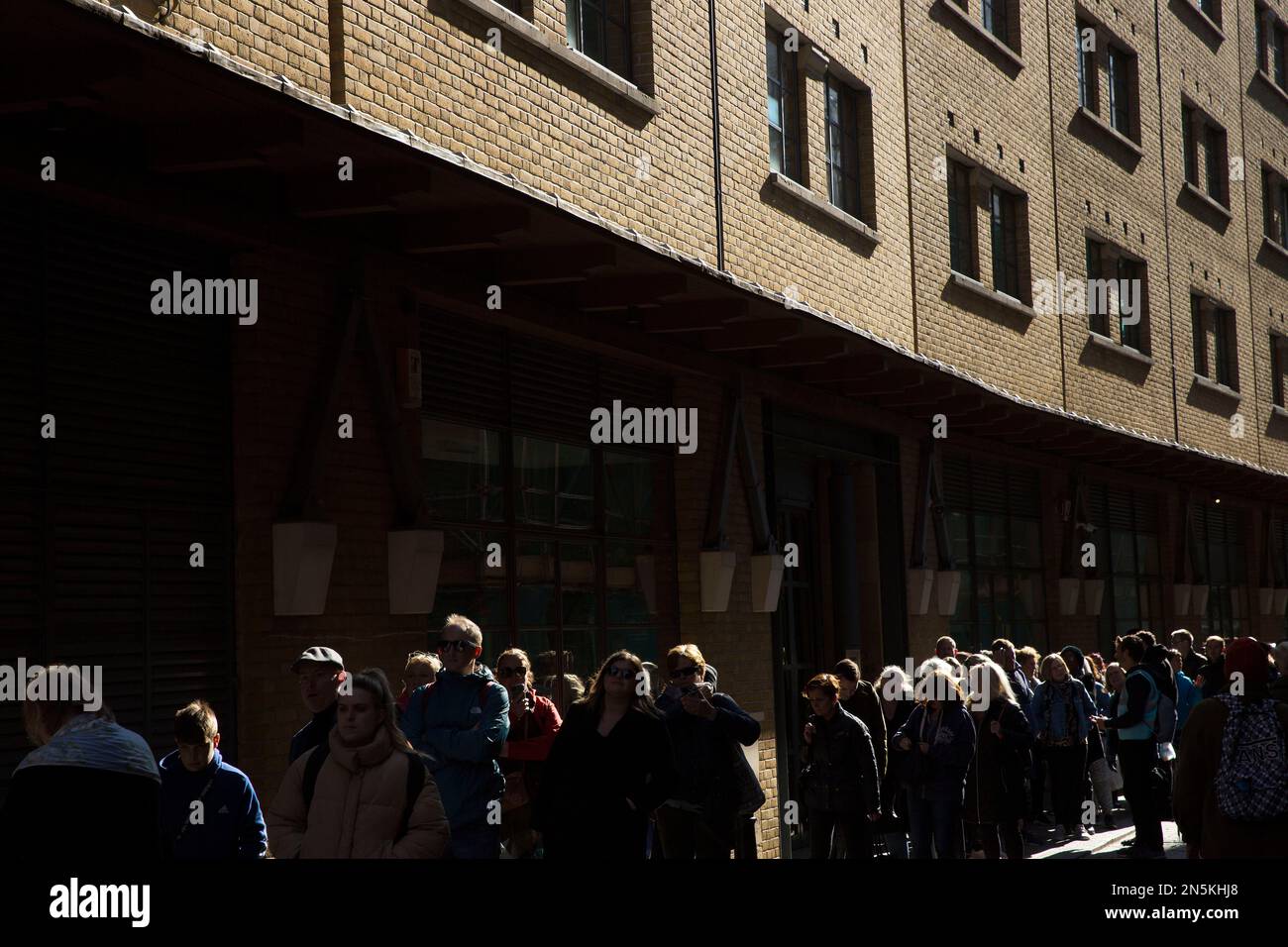 Die Leute warten vor ihrer Beerdigung darauf, dass die Laien im Staat der verstorbenen Königin Elizabeth II. Im Zentrum von London ihre Ehre erweisen. Stockfoto