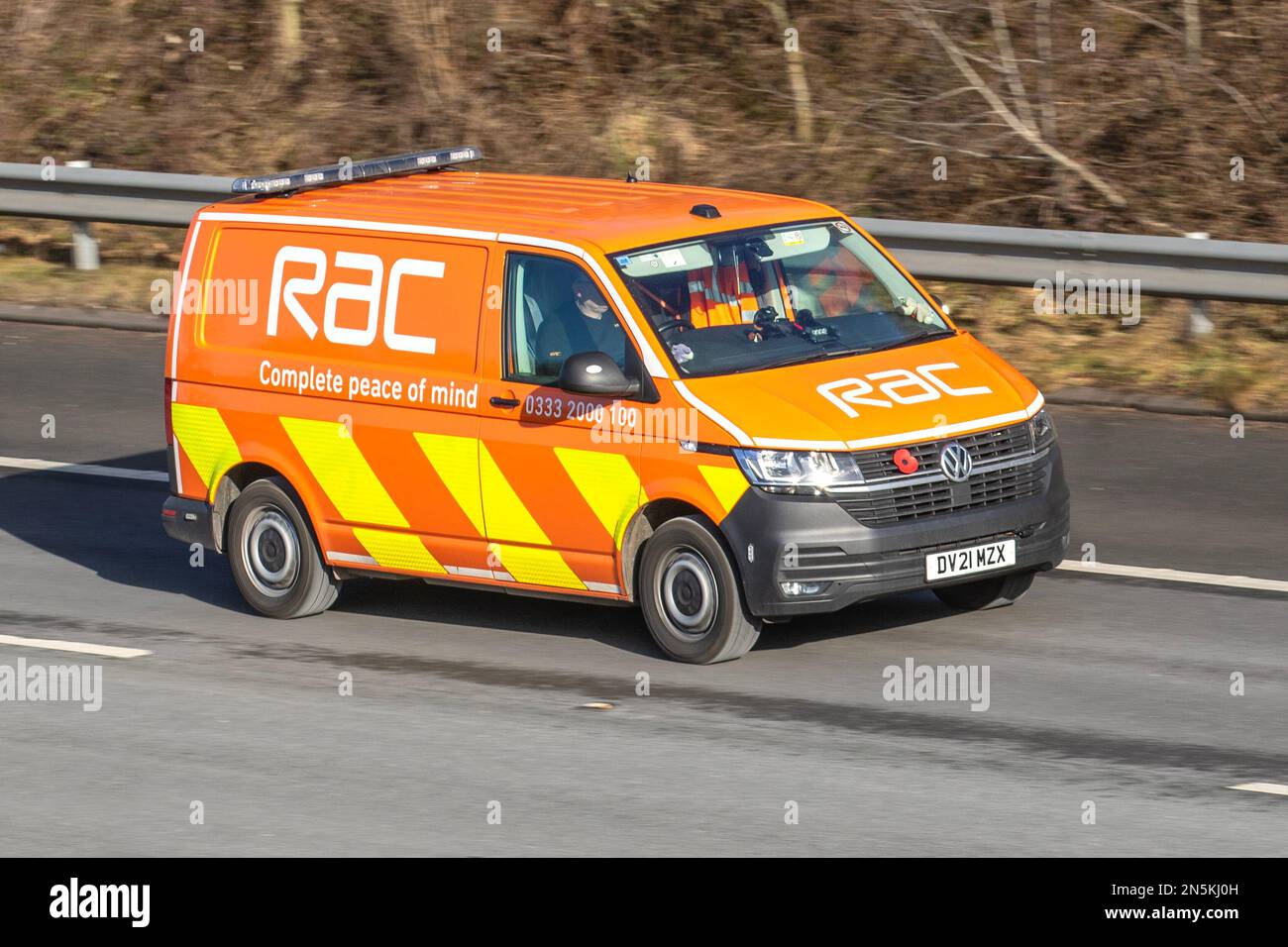 RAC Orange 2021 VW VOLSWAGEN TRANSPORTER T32 ST-LINE TDI SA 1968cc Dieselvan; Fahrt auf der Autobahn M61 UK Stockfoto