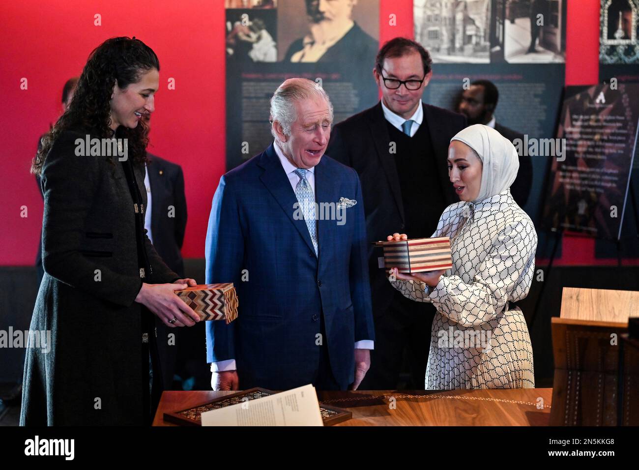 König Karl III. Wird bei einem Besuch des neu renovierten Leighton House Museums in London gezeigt, wie man eine Puzzlebox aus Jordanien öffnet, um mehr über die künstlerische Partnerschaft mit Turquoise Mountain zu erfahren. Die vom damaligen Prinzen von Wales gegründete Wohltätigkeitsorganisation, die traditionelle Handwerkspraktiken in Afghanistan, Myanmar und dem Nahen Osten bewahrt und entwickelt. Foto: Donnerstag, 9. Februar 2023. Stockfoto