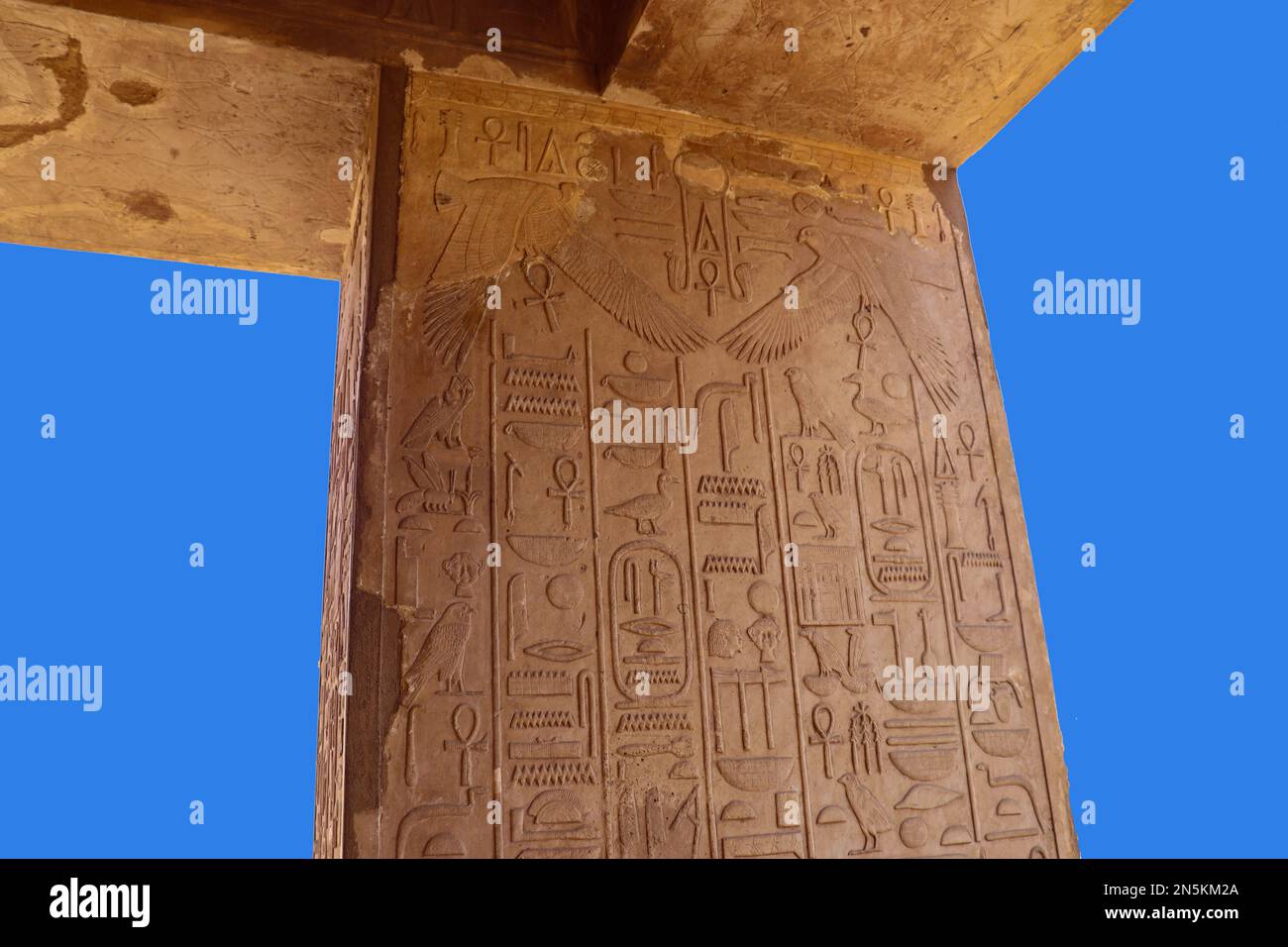 Alte ägyptische Symbole und Hieroglyphen, die im Tempel von Karnak in Luxor, Ägypten, geschnitzt wurden Stockfoto