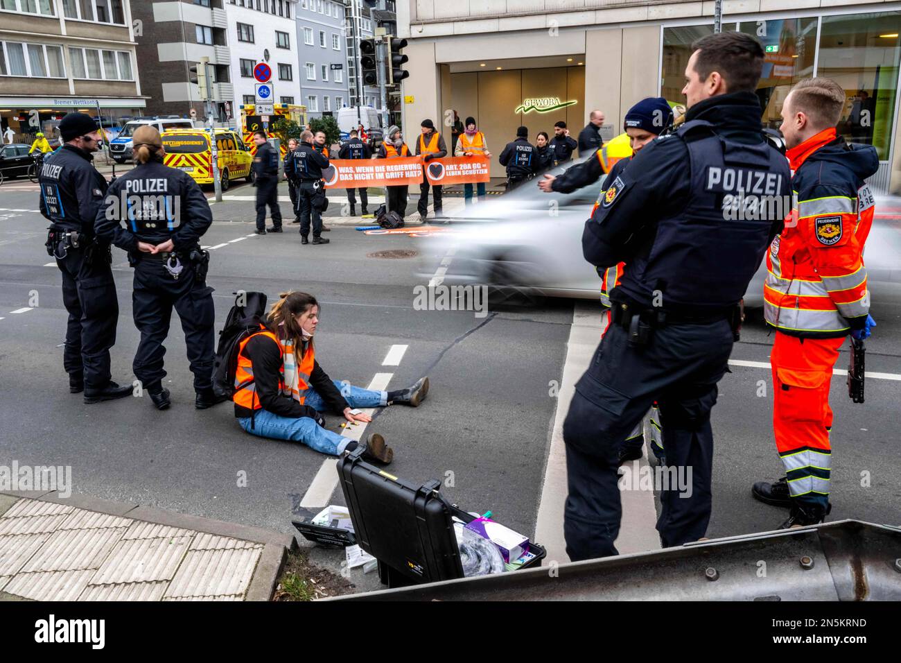 Bremen, Deutschland. 09. Februar 2023. Ein Klimakämpfer der letzten Generation steckte im Rembertiring fest. Klimaaktivisten blockierten am Donnerstag Straßen in niedersächsischen Städten. Kredit: Sina Schuldt/dpa/Alamy Live News Stockfoto