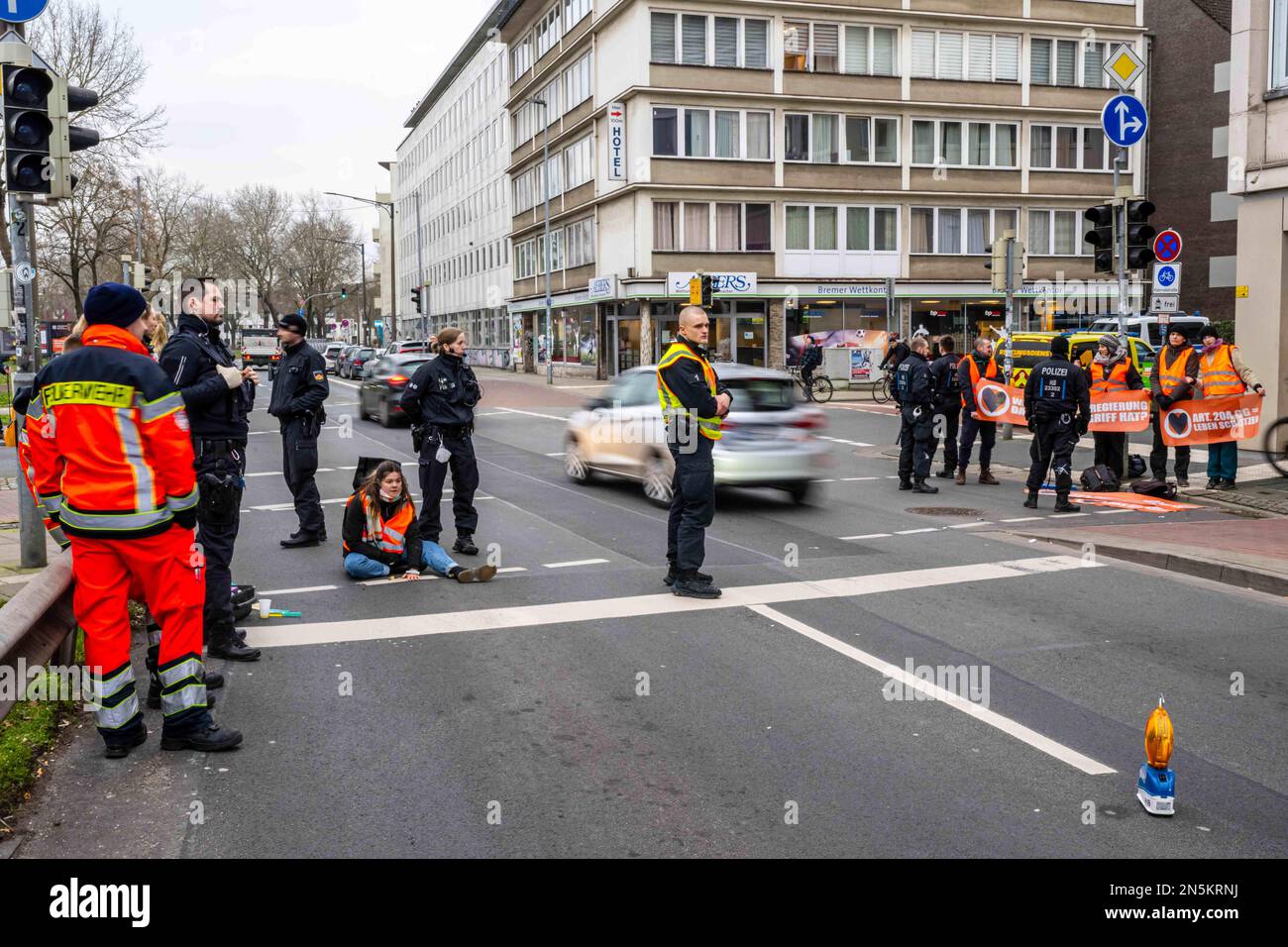 Bremen, Deutschland. 09. Februar 2023. Ein Klimakämpfer der letzten Generation steckte im Rembertiring fest. Klimaaktivisten blockierten am Donnerstag Straßen in niedersächsischen Städten. Kredit: Sina Schuldt/dpa/Alamy Live News Stockfoto