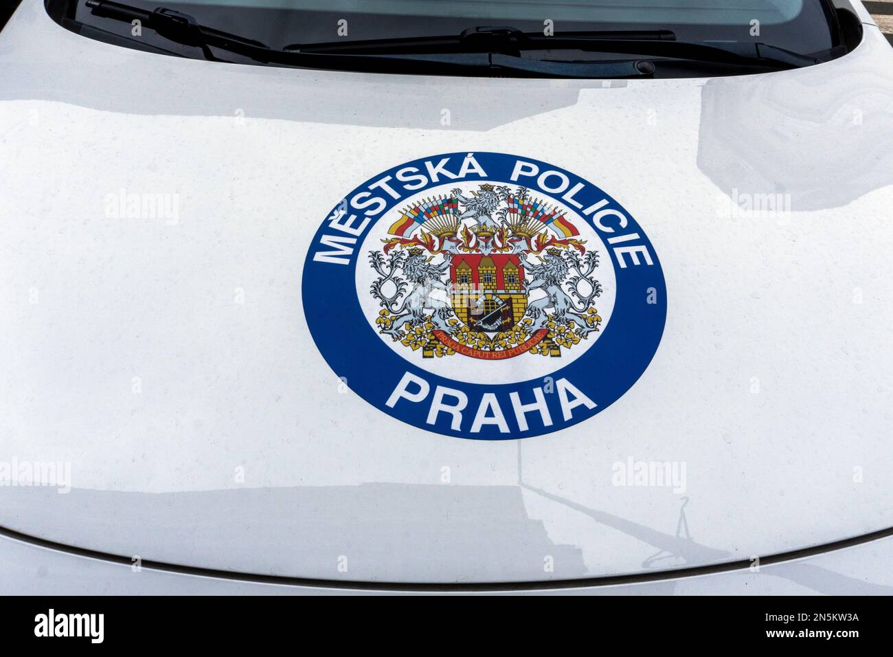 Logo der örtlichen Polizei in Prag, Tschechische Republik, auf der Motorhaube eines Polizeiautos. Stockfoto