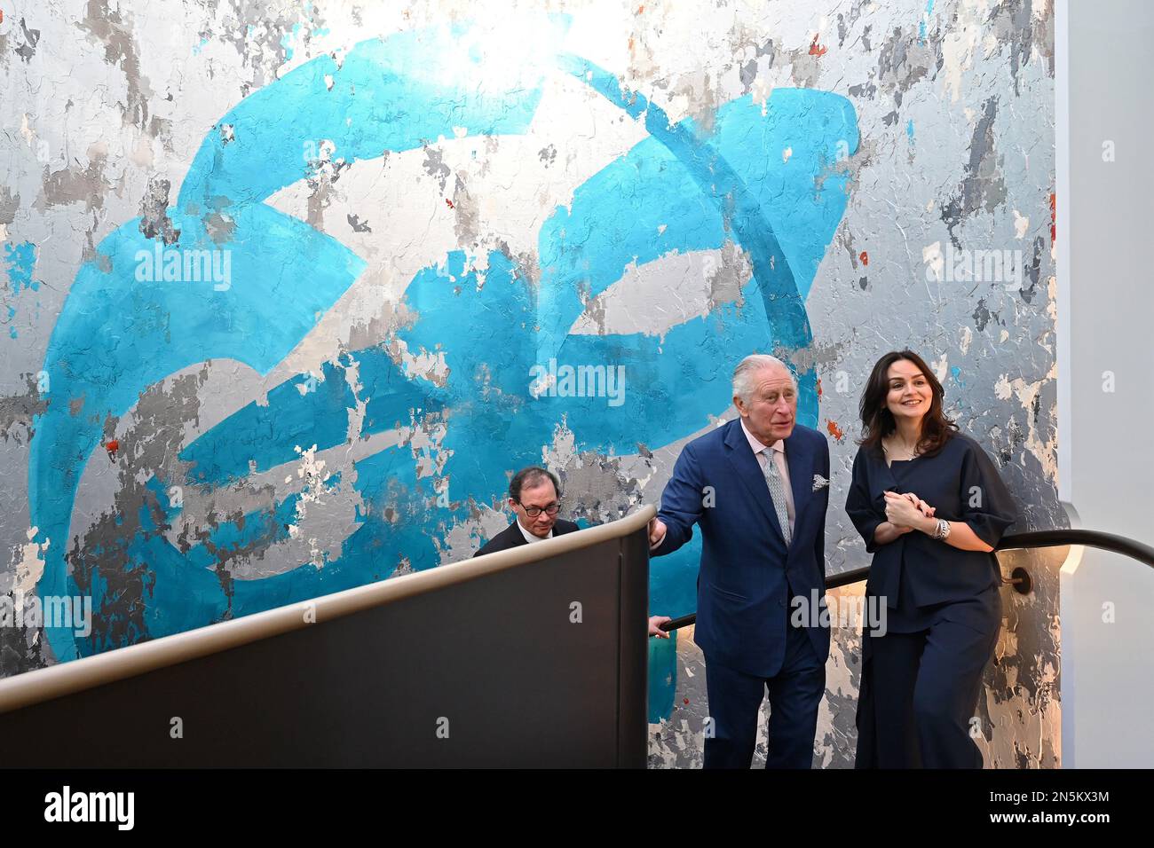 König Karl III. Spricht mit der iranischen Künstlerin Shahrzad Ghaffari, während sie bei einem Besuch des kürzlich renovierten Leighton House Museums in London neben ihrem Wandbild „Oneness, 2022" stehen, um mehr über die künstlerische Partnerschaft mit dem Turquoise Mountain zu erfahren. Die vom damaligen Prinzen von Wales gegründete Wohltätigkeitsorganisation, die traditionelle Handwerkspraktiken in Afghanistan, Myanmar und dem Nahen Osten bewahrt und entwickelt. Foto: Donnerstag, 9. Februar 2023. Stockfoto