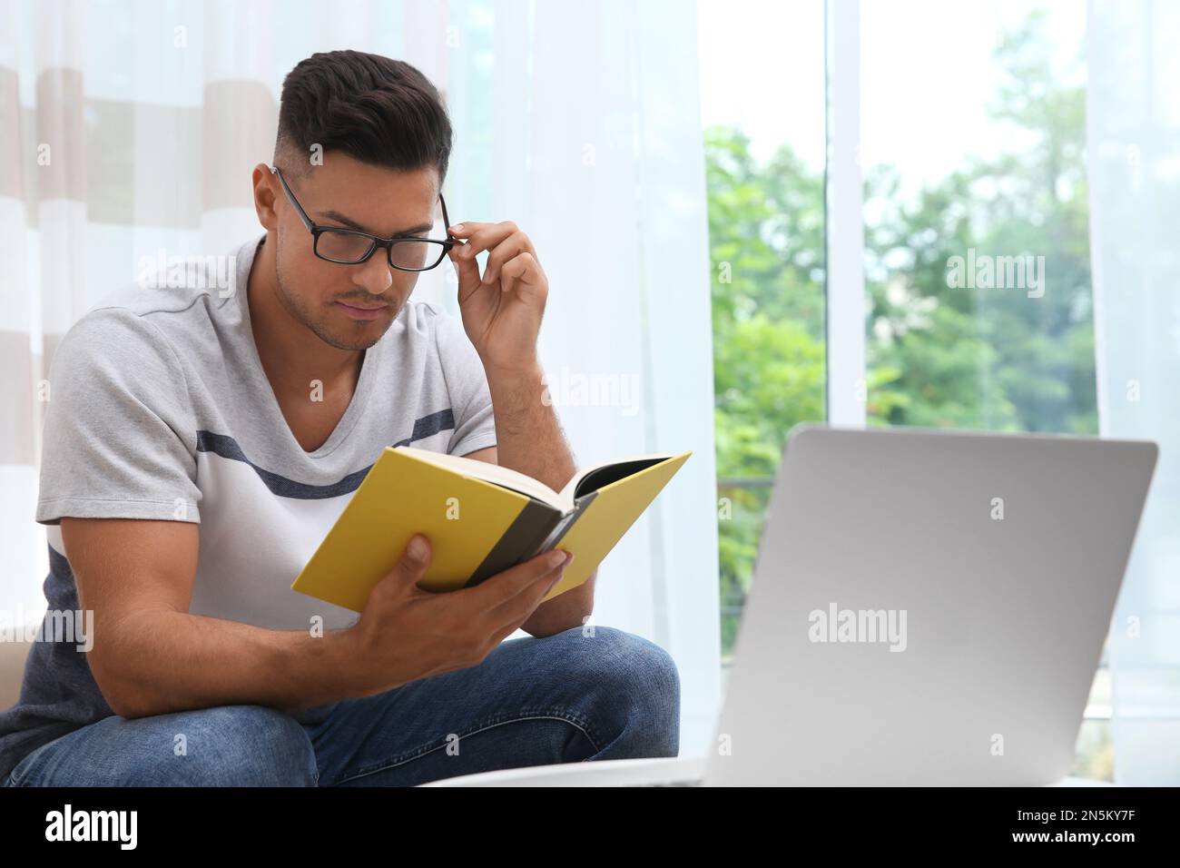 Lehrer, der Online-Unterricht während der Quarantäne gibt. Zu Hause lernen Stockfoto