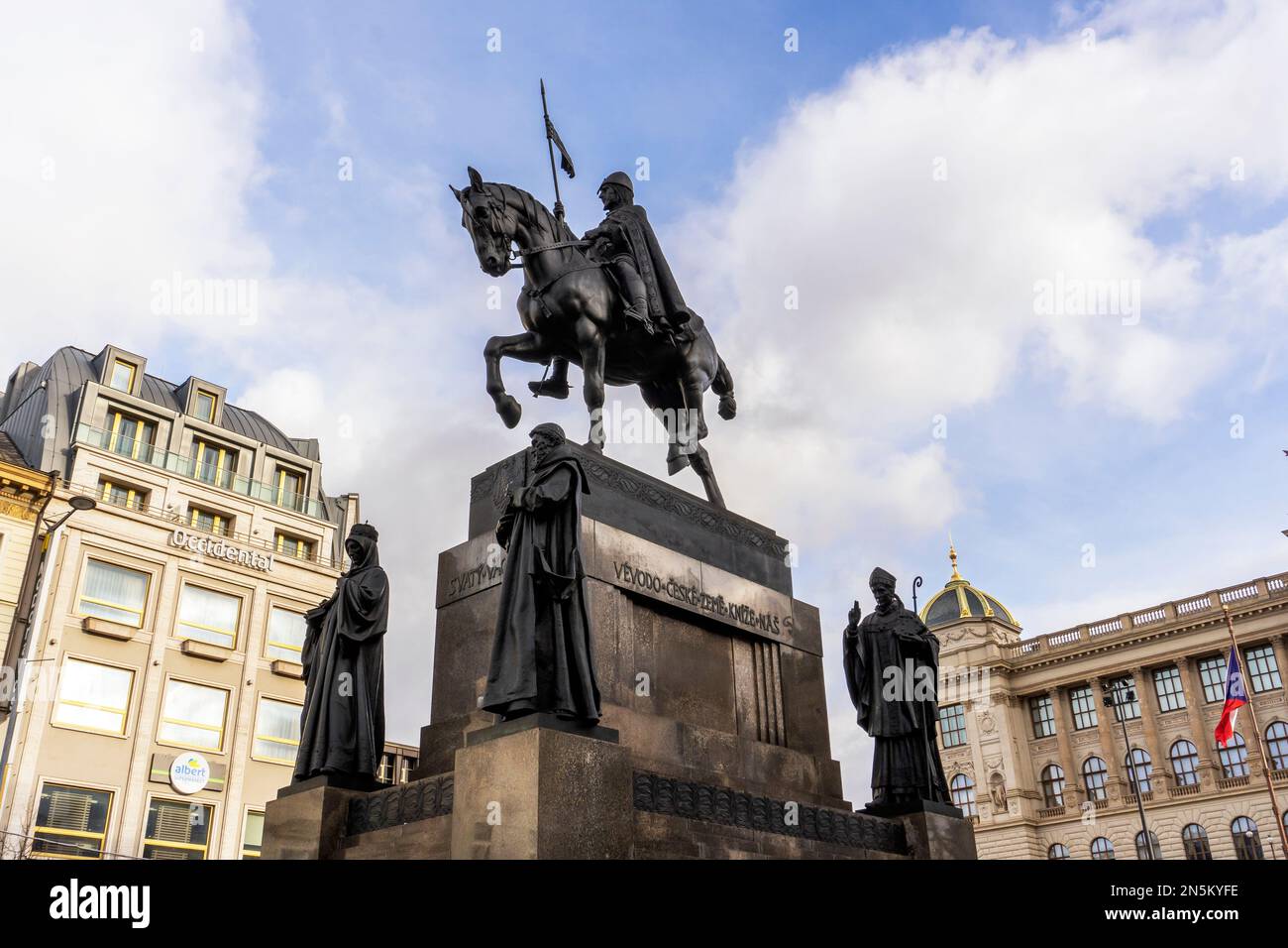 Statue von König Wenzel auf dem Pferderücken, vor dem Nationalmuseum von Prag, auf dem Wenzelsplatz, im Neustädter Stadtteil, Prag, Tschechische Republik Stockfoto