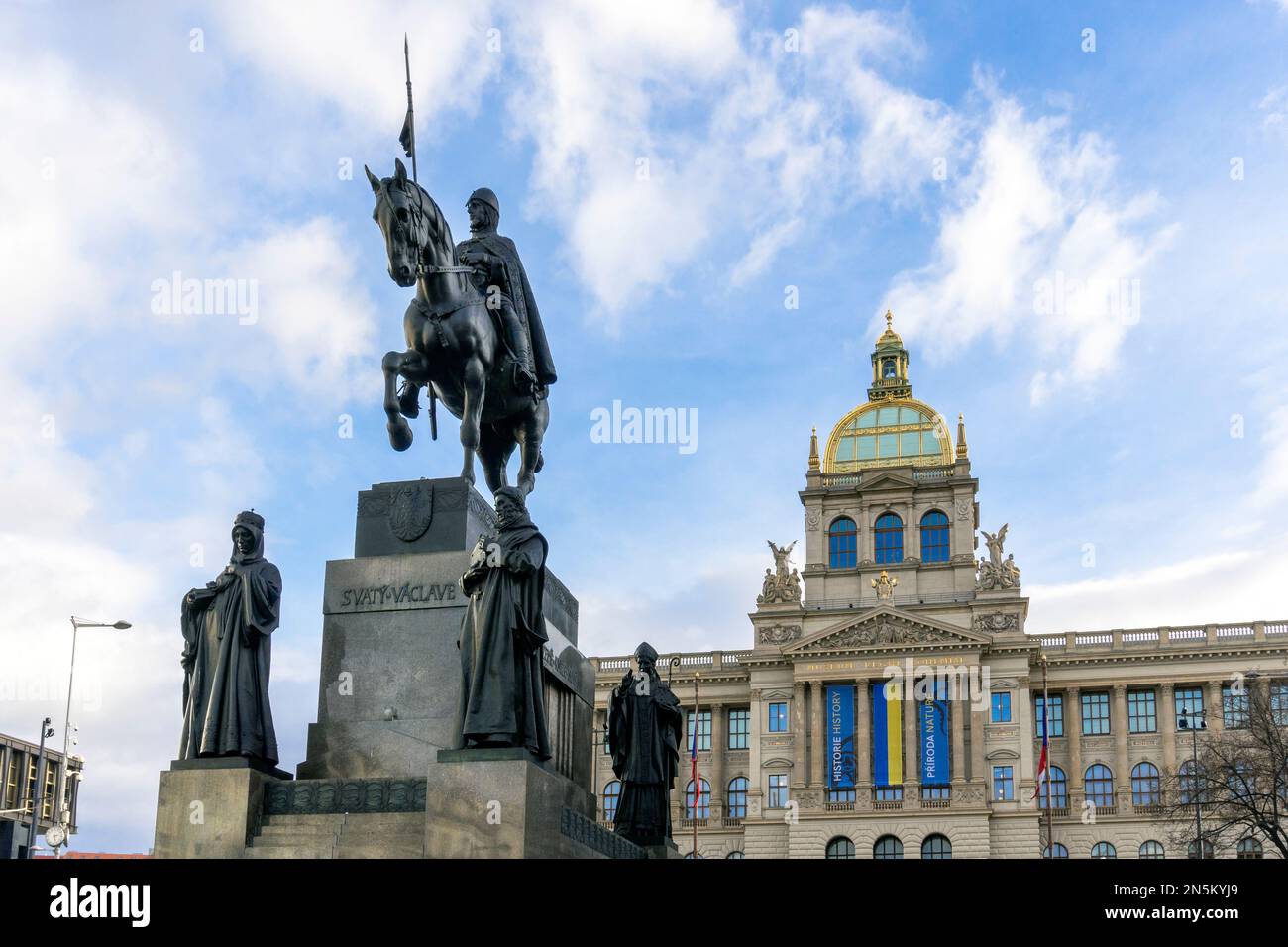 Statue von König Wenzel auf dem Pferderücken, vor dem Nationalmuseum von Prag, auf dem Wenzelsplatz, im Neustädter Stadtteil, Prag, Tschechische Republik Stockfoto