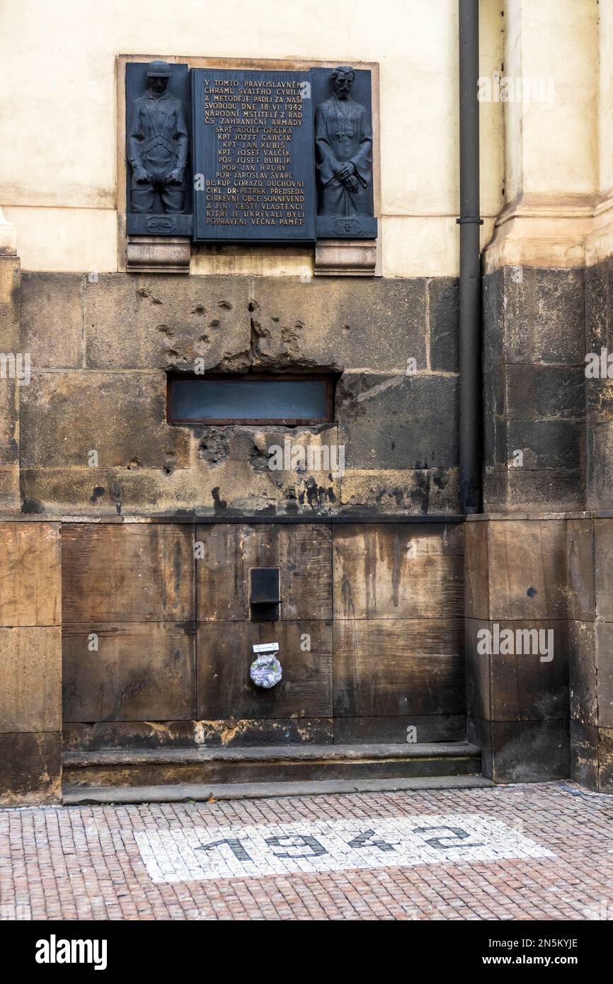 Gedenkplatte mit den Namen von 7 tschechischen Soldaten, die in der Krypta der Kirche St. Cyril und Methodisten starben, Stockfoto