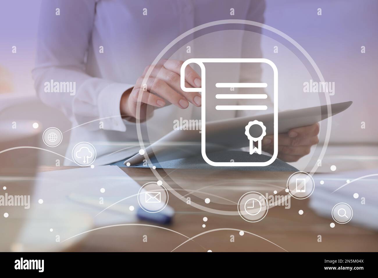 Online-Lernkonzept. Diplom mit anderen Symbolen im Vordergrund und Frau mit Tablet, Nahaufnahme Stockfoto