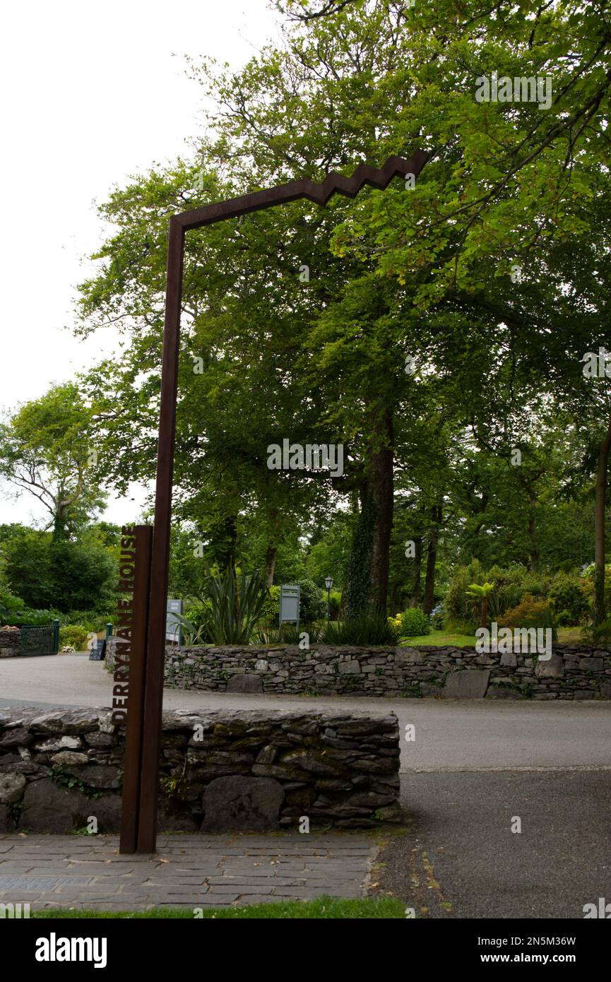 Derrynane House Wave Logo aus Metall für Wild atlantic Way Entdeckungspunkte Iveragh Peninsula Southern Ireland EIRE Stockfoto